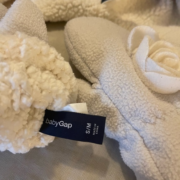 Baby Gap winter hat and mittens - Picture 4 of 4